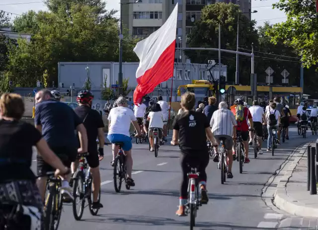 Masa Powstańcza 2020. Rowerzyści przejechali ulicami Warszawy, aby upamiętnić powstańców