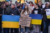 Toruń. Solidarni z Ukrainą. Manifestacja pod pomnikiem Mikołaja Kopernika [zdjęcia]