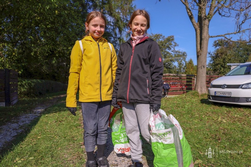 Wspólna akcja sprzątania lasu w gminie Szczerców