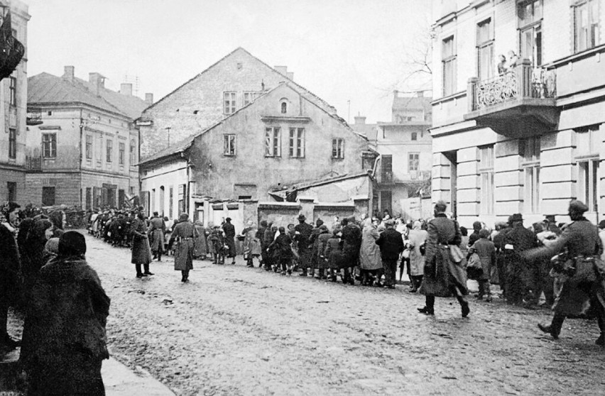 Społeczność żydowska z Oświęcimia była deportowana do getta...