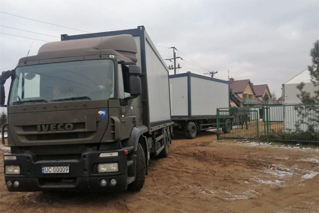 Opolscy logistycy są odpowiedzialni za transport sprzętu wojskowego na białoruską granicę. Wożą m.in. kontenery mieszkalne i gospodarcze. Na miejscu pomagają przy obsłudze: kasyna polowego, punktów tankowania pojazdów, czy pralni kontenerowych.
