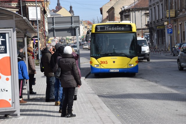 Autobusy MPK docierają obecnie do gminy Tarnów, Lisiej Góry i Pleśnej. Niewykluczone, że będą obsługiwać też inne gminy