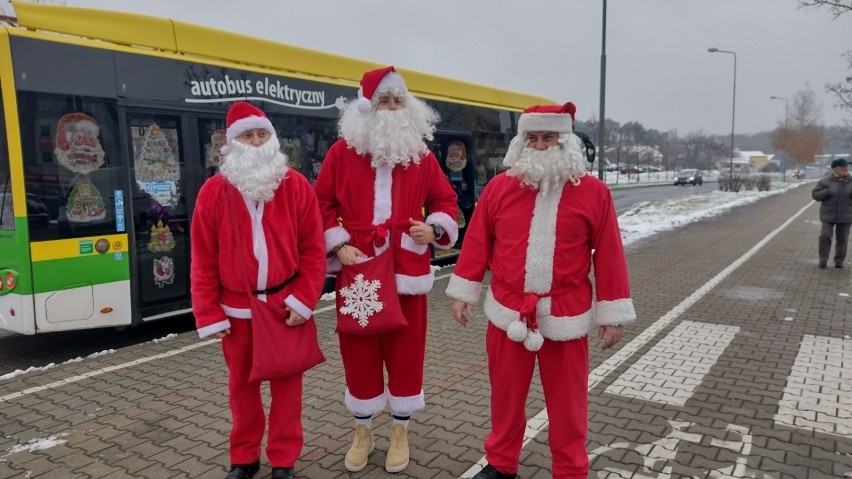 6 grudnia ulicami Zielonej Góry mknął mikołajowy autobus, a...