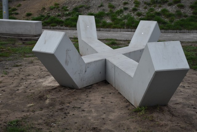 Pleszew. Była Ławka Niepodległości, a teraz stanęła innowacyjna ławka 3D stanęła w Pleszewie. Takiej nie ma jeszcze nigdzie!