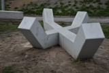 Pleszew. Była Ławka Niepodległości, a teraz stanęła innowacyjna ławka 3D w Pleszewie. Takiej nie ma jeszcze nigdzie!