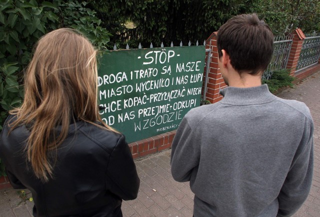 Czy po tym jak Zarząd Dróg i Transportu Miejskiego zapowiedział, że nie wejdzie na prywatny teren, z posesji przy ulicy Łukasińskiego zniknie baner informujący o proteście? Zobaczymy.