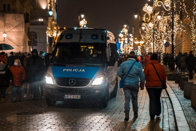 Kwarantanna narodowa może być przedłużona, bo liczba zakażeń koronawirusem nie maleje.

Nowe zasady bezpieczeństwa w Polsce obowiązują od 28 grudnia. Narodowa kwarantanna ma według planu potrwać do 17 stycznia. Przez ten czas obowiązują dodatkowe ograniczenia, takie jak ograniczenie funkcjonowania hoteli czy galerii handlowych, w których otwarte są sklepy spożywcze, apteki czy drogerie. Zawieszona została także działalność m.in. siłowni, domów kultury, bibliotek, muzeów. Zamknięte są także stoki narciarskie. 

Rząd może przedłużyć kwarantanne i wprowadzić nowe obostrzenia.

Czytaj dalej

Przesuwaj zdjęcia w prawo - naciśnij strzałkę lub przycisk NASTĘPNE

