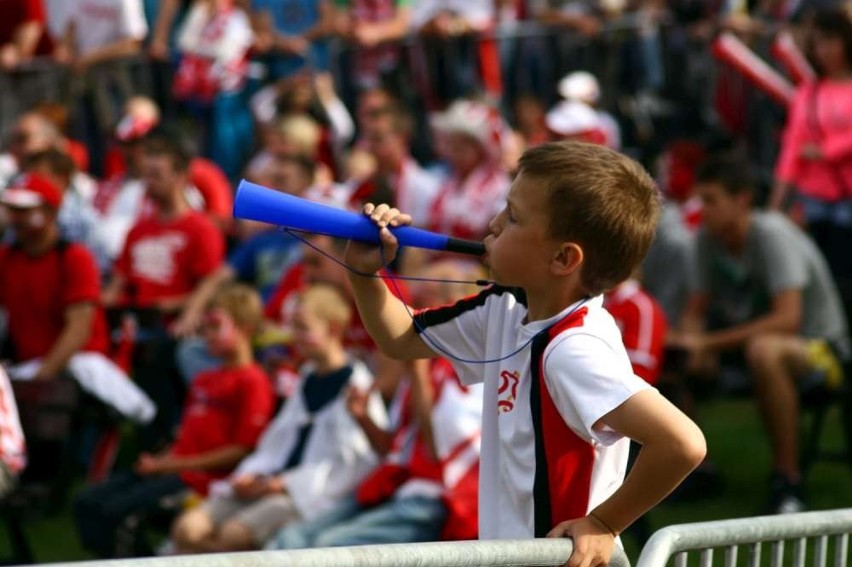 Piła. Mecz otwarcia EURO 2012 na Wyspie. Cała Wyspa biało-czerwona! [ZDJĘCIA i WIDEO]