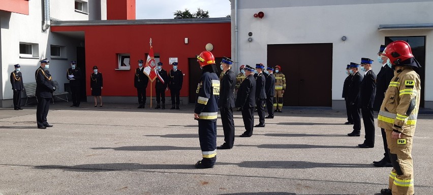 Ośmiu strażaków z Państwowej Straży Pożarnej w Nowym Mieście...