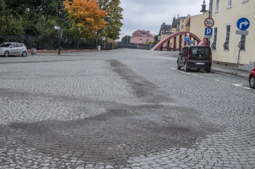 Miejsca parkingowe wokół katedry są wyznaczane, część...