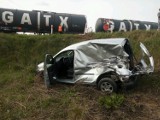 Wypadek na niestrzeżonym przejeździe w Skarżysku. Volkswagen wjechał przed pociąg [ZDJĘCIA]