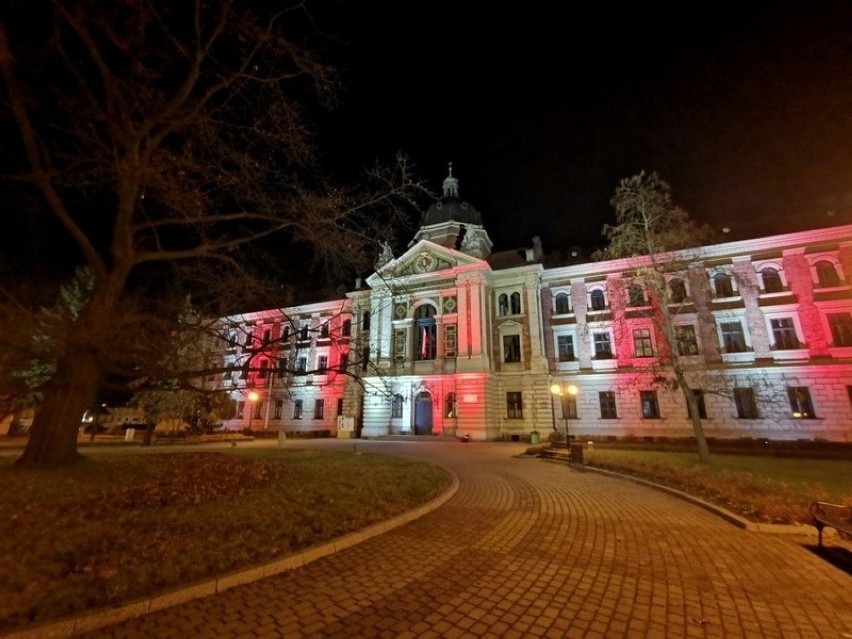 Kraków. Budynek Główny UEK w biało-czerwonych barwach