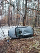 Kobieta i dziecko poszkodowane. Fiat dachował w Koźlu