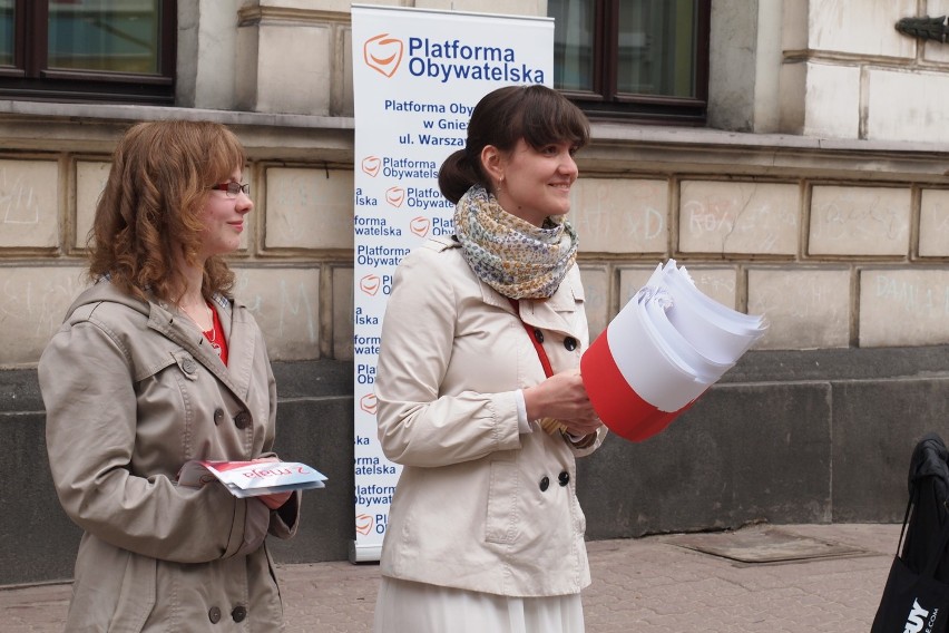 Święto Flagi w Gnieźnie. Młodzi Demokraci rozdawali biało-czerwone flagi