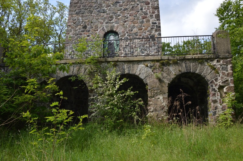 Wieża Bismarcka w Żaganiu jest wciąż dewastowana i...