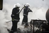 Pożar w Solcu Kujawskim na Powstańców. Płonie budynek magazynowo-produkcyjny