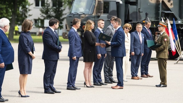 Dyrektor szkół ZDZ w Radomiu Katarzyna Kołodziejska odbiera certyfikat z rąk ministra Mariusza Błaszczaka.