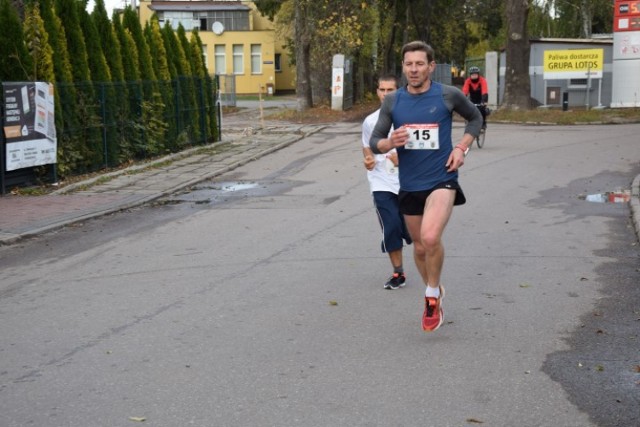 Nowy Dwór Gdański. Miłośnicy biegania ścigali się na XI Jesiennym Biegu Gburów. Do pokonania był dystans ponad 10 kilometrów. Na najlepszych zawodników czekały puchary i nagrody pieniężne.