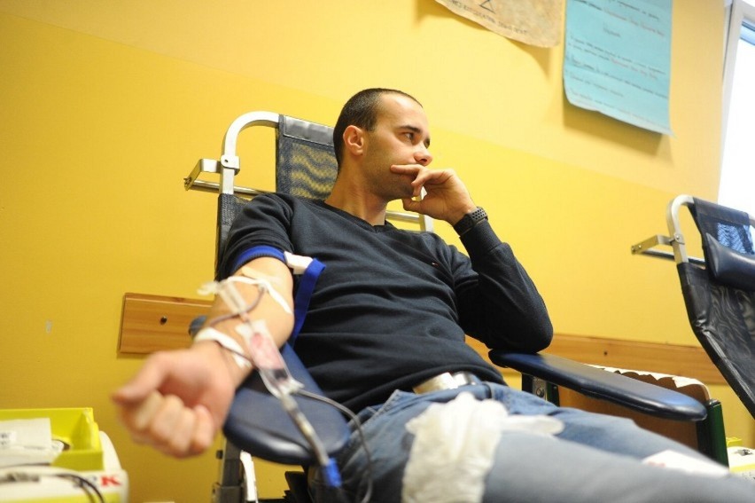 Lekarze alarmują: brakuje krwi ratującej życie. Tak jest również w Lesznie i regionie. 