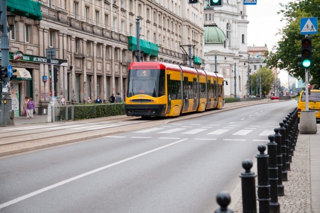 Sprawdziliśmy ile kosztują mieszkania w Warszawie. 
Wszystkie ceny to średnia opłaty za  metr kwadratowy mieszkania w wybranych dzielnicach obliczona przez portal ceny.szybko.pl, który porównuje koszty zakupu nieruchomości w różnych miastach Polski. Należy jednak pamiętać, że są to jedynie ceny średnie, które nie biorą pod uwagę stanu indywidualnych nieruchomości ich dokładnego położenia, stanu prawnego itp.

Filmy z Warszawą w roli głównej. Stolica w produkcjach na przestrzeni lat [PRZEGLĄD]