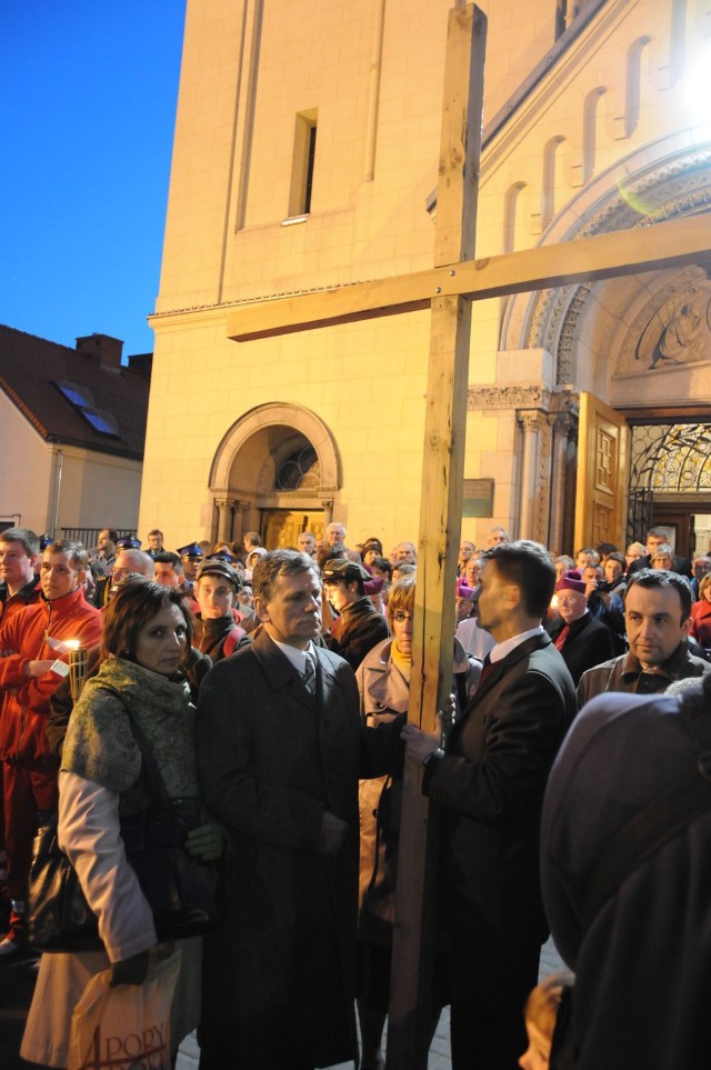 Uczestnicy drogi zebrali się pod ewangelicko-augsburskim kościołem św. Mateusza. Fot. Piotr Drzewiecki