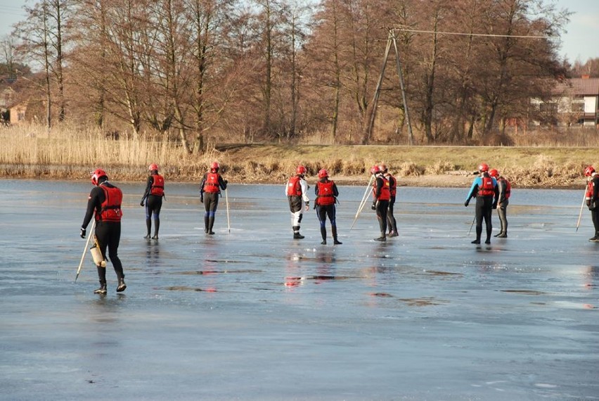 Ratownicy WOPR z województwa łódzkiego ćwiczyli na lodzie [zdjęcia i wideo]