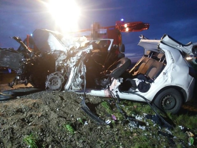 Cztery osoby trafiły do szpitala po zderzeniu samochodu osobowego z busem, do którego doszło na krajowej 5 w miejscowości Cotoń w powiecie żnińskim. Jedna osoba nie żyje.