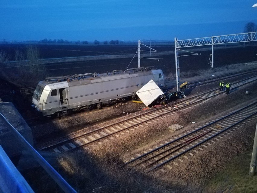 Szymankowo. Zderzenie lokomotywy z drezyną, 2 osoby zginęły! Ruch pociągów wznowiony