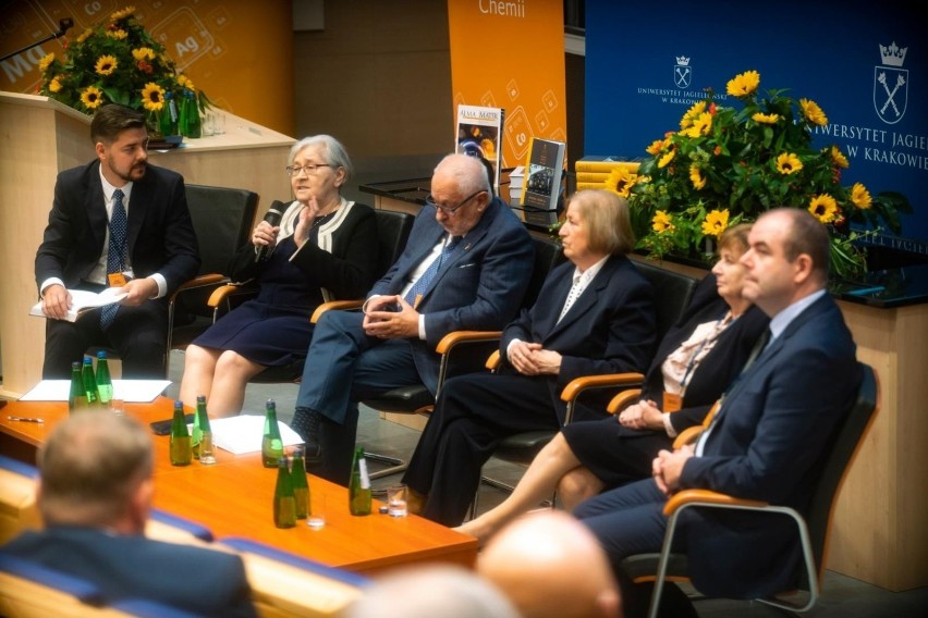 Kraków. Jubileusz 40-lecia powstania Wydziału Chemii UJ! Odsłonięto pomnik prof. Karola Olszewskiego