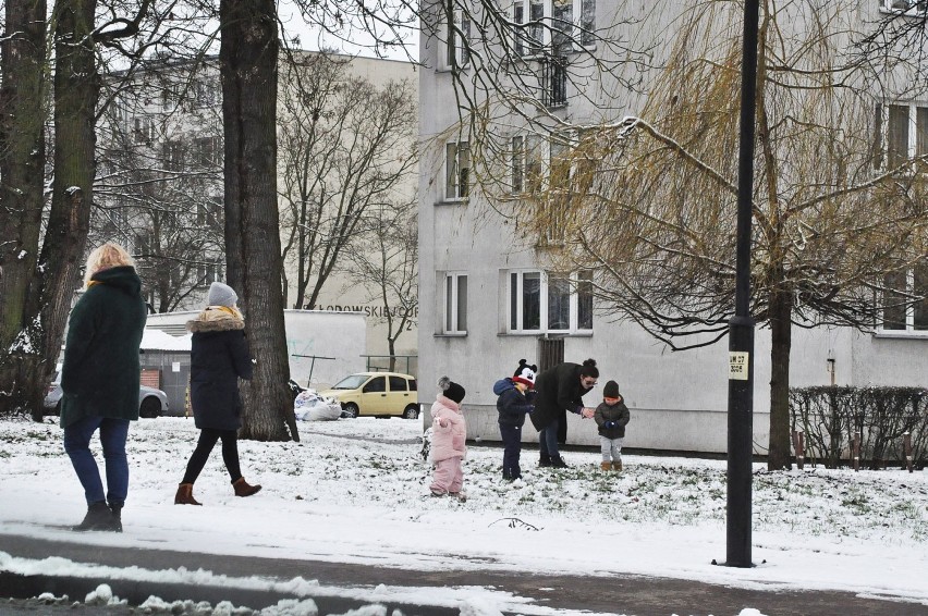 Śnieżna zima w Oleśnicy. Są sanki, bałwany i bitwy na śnieżki 