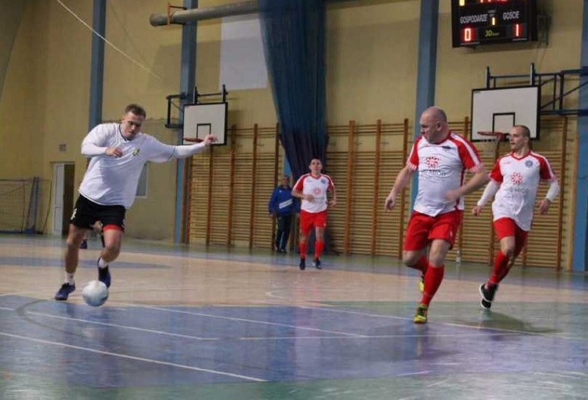 Halowy Turniej Piłki Nożnej o Puchar Komendanta Powiatowego Policji w Poddębicach 2023 rozegrano w Uniejowie. Rywalizowało 9 ekip ZDJĘCIA