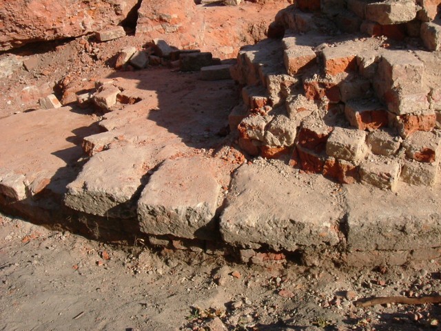 Średniowieczne bloki ze sztucznego kamienia w fundamencie wieży Klimek. Zdjęcie z 2006 r.