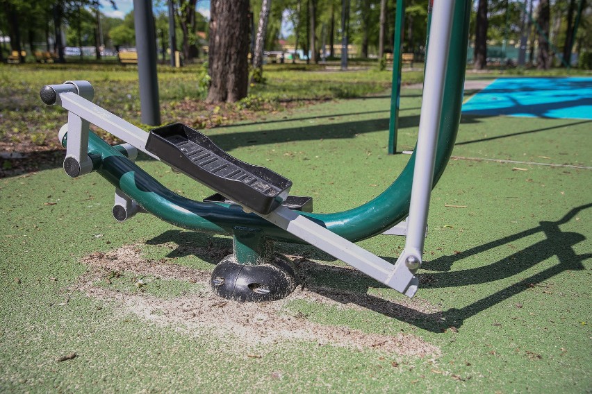 Trawa porasta park. Mieszkańcom się to nie podoba