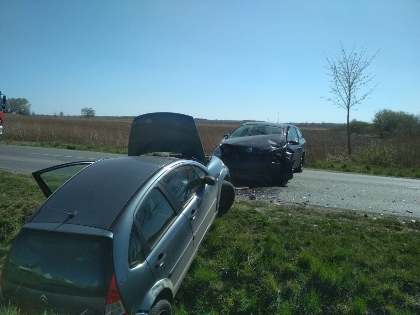 Czołowe zderzenie w Dobrzykowicach. Kierowca zjechał nagle na przeciwległy pas drogi [ZDJĘCIA]