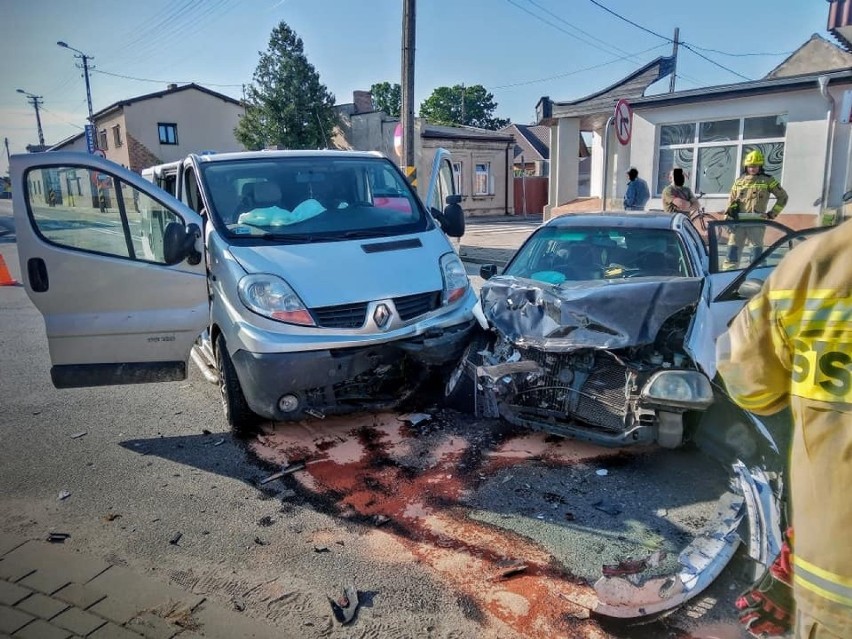 Wypadek w Praszce. Zderzenie renault z hondą na skrzyżowaniu...