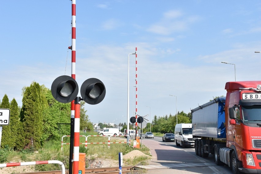 Na tym ważnym przejeździe kolejowym w Malborku rogatki i sygnalizacja jeszcze nie działają. To były testy związane z odbiorem inwestycji