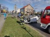 Dachowanie samochodu osobowego w centrum Zbąszynia. Osoba poszkodowana była zakleszczona