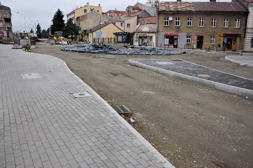 W centrum Jarosławia trwa przebudowa jednego ze skrzyżowań. Budują tam rondo [ZDJĘCIA]