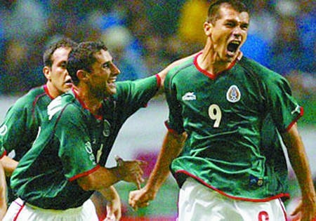Jared Borgetti to prawdziwa gwiazda drużyny Meksyku, grająca w Bolton Wanderers. - Fot. www.esmas.com
