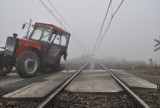 Wypadek na przejeździe w Bagniewku. Pociąg staranował ciągnik
