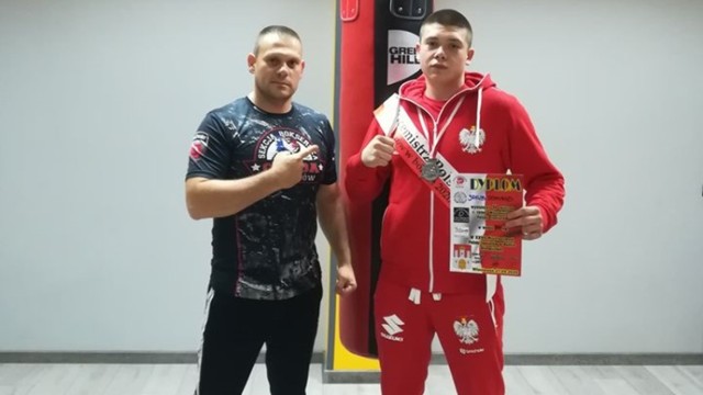 Na zdjęciu od lewej strony: trener Arkadiusz Żurawski i Wicemistrz Polski Juniorów w boksie olimpijskim Jakub Domurad