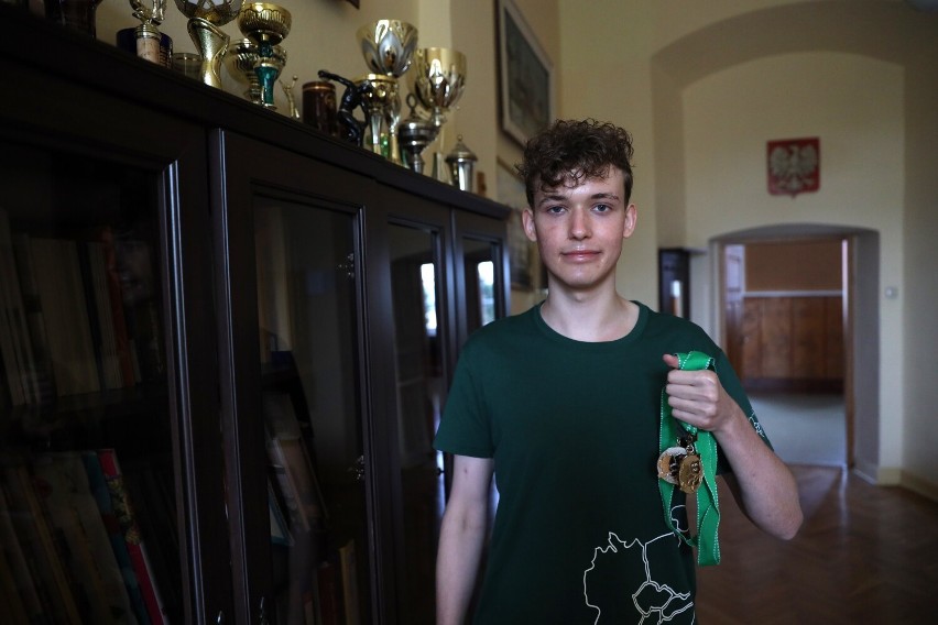 Mateusz Pałucki z I LO "Chrobrego" w Piotrkowie, z medalem na Środkowoeuropejskiej Olimpiadzie Matematycznej w Bernie (Szwajcaria) 2022
