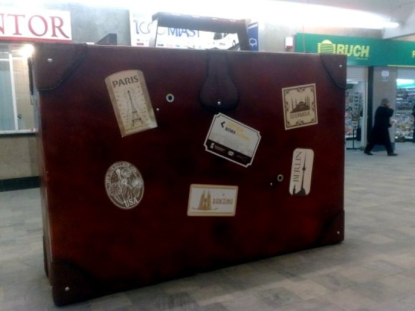 Wielka walizka na Dworcu Głównym w Szczecinie