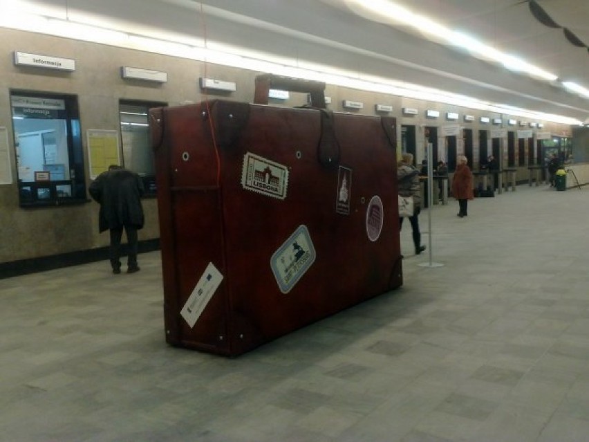 Wielka walizka na Dworcu Głównym w Szczecinie