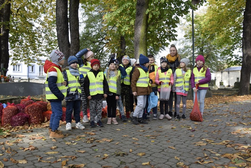 Uczniowie skierniewickiej „Piątki” nie szczędzą wysiłku, by akcja #pozbierajMY dla Franka zakończyła się sukcesem