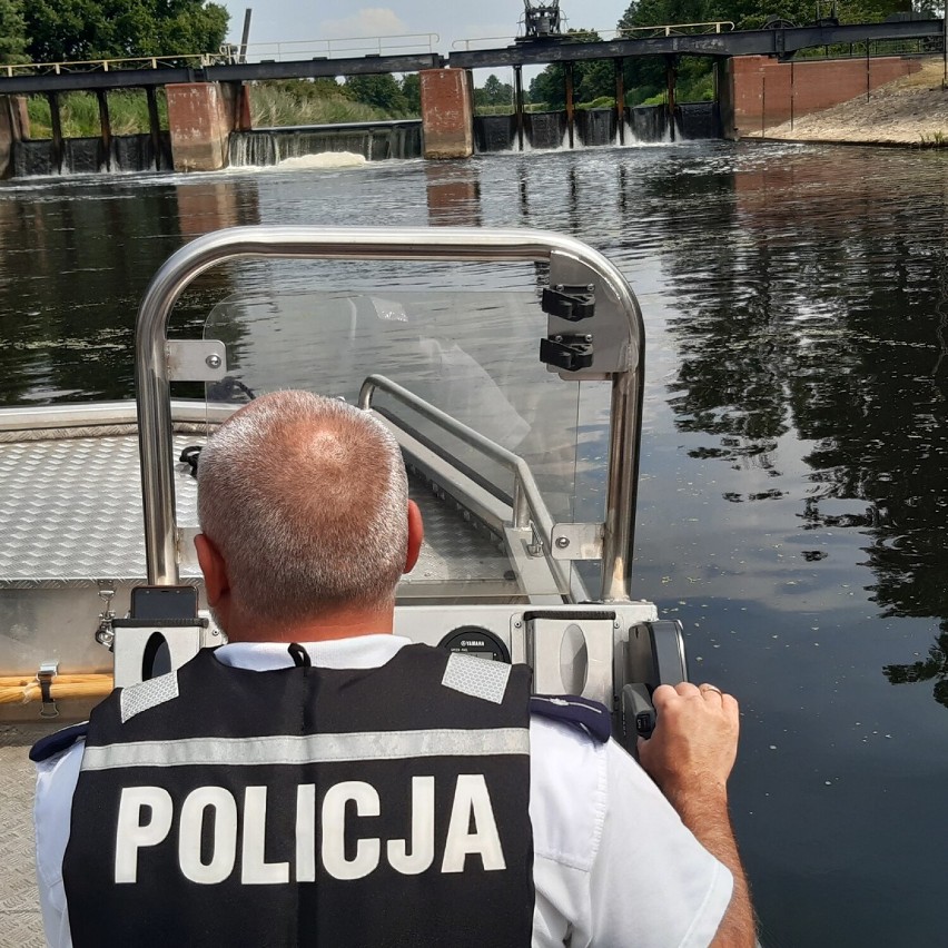 Patrole na łodziach. Policjanci z Czarnkowa strzegą  bezpieczeństwa także na wodzie