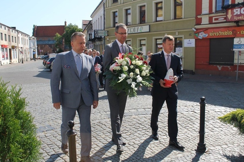 Koninianie świętowali rocznicę Cudu nad Wisłą .Władze miasta, delegacje,  złożyli kwiaty pod pomnikiem Józefa Piłsudskiego.