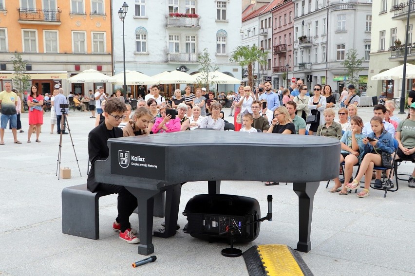 Młodzi pianiści zagrali dla kaliszan na Głównym Rynku