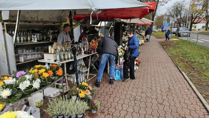 Mieszkańcy Kielc kupowali wiązanki i znicze
