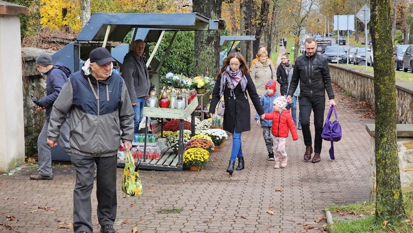 Spory ruch na Nowym i Starym cmentarzu w Kielcach przed dniem Wszystkich Świętych